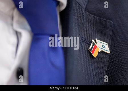 Symbolfoto und Anstecker kleine Fahnen als Deutsche Solidaritaet mit Israel Symbolbild, deutsche Politiker und Mitglieder der Bundesregierung tragen als Solidaritaet mit Israel und dem aktuellen Konflikt Anstecker mit den Fahnen von Deutschland und Israel am Revers ihrer Sakkos, Berlin, 13.10.2023 Berlin Berlin Deutschland *** Symbol photo and pin small flags as German solidarity with Israel symbol image, German politicians and members of the federal government wear pins with the flags of Germany and Israel on the lapel of their jackets as solidarity with Israel and the current conflict, Berli Stock Photo