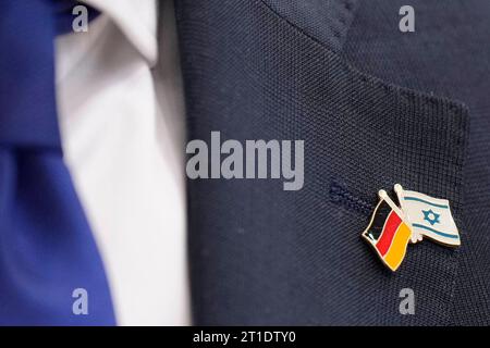 Symbolfoto und Anstecker kleine Fahnen als Deutsche Solidaritaet mit Israel Symbolbild, deutsche Politiker und Mitglieder der Bundesregierung tragen als Solidaritaet mit Israel und dem aktuellen Konflikt Anstecker mit den Fahnen von Deutschland und Israel am Revers ihrer Sakkos, Berlin, 13.10.2023 Berlin Berlin Deutschland *** Symbol photo and pin small flags as German solidarity with Israel symbol image, German politicians and members of the federal government wear pins with the flags of Germany and Israel on the lapel of their jackets as solidarity with Israel and the current conflict, Berli Stock Photo