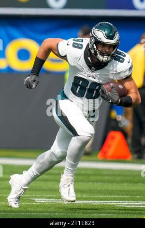 Philadelphia Eagles tight end Dallas Goedert (88) catches a pass and runs after the catch during an NFL game, Philadelphia Eagles vs. Los Angeles Rams Stock Photo