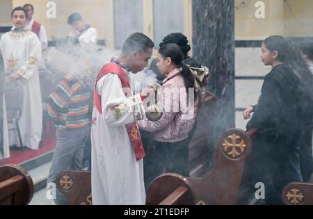 EGYPT, Gizeh, holy mass in copt catholic church in Imbaba / ÄGYPTEN, Giza, heilige Messe in koptisch katholischer Kirche im Stadtteil Imbaba Stock Photo