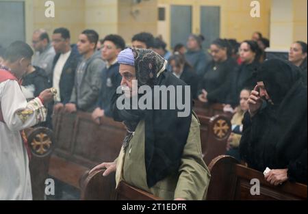 EGYPT, Gizeh, holy mass in copt catholic church in Imbaba / ÄGYPTEN, Giza, heilige Messe in koptisch katholischer Kirche im Stadtteil Imbaba Stock Photo