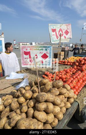 EGYPT, Asyut, city center, inflation, increasing food prices for vegetables / ÄGYPTEN, Assiut, Stadtzentrum, Inflation, steigende Lebensmittelpreise Stock Photo