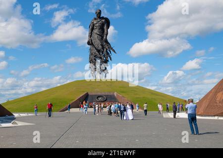 RZHEV, RUSSIA - JULY 15, 2022: Wedding at the memorial to Soviet soldiers (Rzhev Memorial) who died during the Great Patriotic War Stock Photo