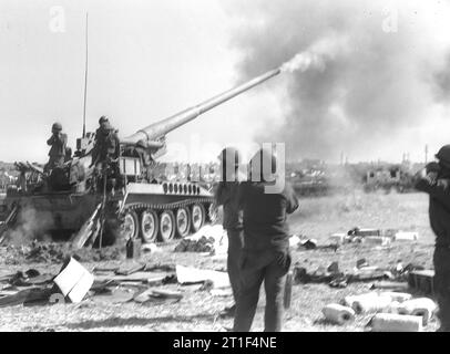 YOM KIPPUR WAR. LONG-RANGE 175 MM ARTILLERY IN    ACTION ON THE SYRIAN FRONT. IDF photograph by AZOURI MENASHE Stock Photo