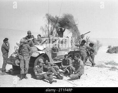 YOM KIPPUR WAR. SOLDIERS IMPROVISING A SUCCA OVER THEIR TROOP-CARRIER IN SINAI. Stock Photo
