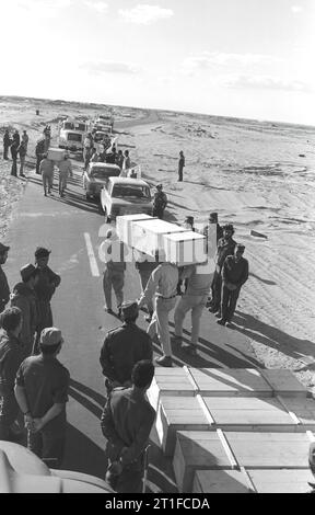 YOM KIPPUR WAR. EGYPTIAN TROOPS UNLOADING COFFINS WITH THE REMAINS OF EGYPTIAN SOLDIERS DURING THE EXCHANGE   OF BODIES ON THE BALUZA-KANTARA ROAD. IDF photograph by ARAD SHLOMO Stock Photo