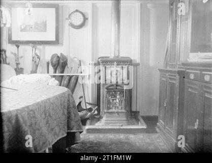 HMS Thistle, 1st Class Gunboat at the China Station 1910 - 1912 HMS THISTLE - corner of wardroom. Stock Photo