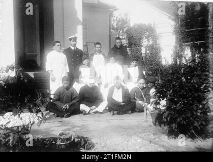 HMS Thistle, 1st Class Gunboat at the China Station 1910 - 1912 Wounded Republican soldiers with sisters and surgeons at the Roman Catholic Hospital, Hankow. Stock Photo