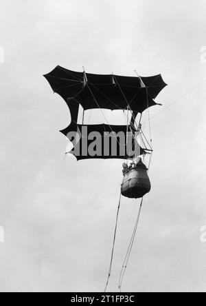 Aviation in Britain Before the First World War- the work of Samuel Franklin Cody in Airship, Kite and Aircraft Aeronautics 1903 - 1913 Demonstration of a two man kite designed by S F Cody for use by the British Army Royal Engineers Balloon Section. Such kites were intended for use when high wind speeds (above twenty miles an hour) prevented the use of observation balloons. The kite could ascend to heights of 2,500 feet in the right conditions. Stock Photo