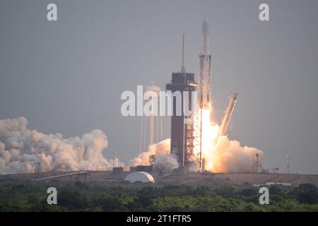 Cape Canaveral, United States of America. 13 October, 2023. A SpaceX Falcon Heavy rocket with the Psyche spacecraft onboard blasts off on Launch Complex 39A at the Kennedy Space Center, October 13, 2023, in Cape Canaveral, Florida. The rocket will carry the NASA Psyche spacecraft to a metal-rich asteroid orbiting the Sun. Credit: Aubrey Gemignani/NASA/Alamy Live News Stock Photo