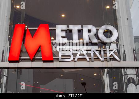 Slough, UK. 13th October, 2023. A Metro Drive Thru bank in Slough, Berkshire. High Street bank chain, Metro Bank, have been given a £600m debt refinancing package and also raised an emergency cash injection including a £325m equity investment from shareholder Spaldy Investments, led by Colombian billionaire Jaime Gilinski Bacal. Credit: Maureen McLean/Alamy Live News Stock Photo