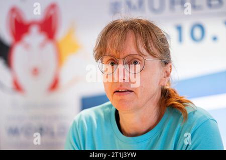 Drei Gleichen, Germany. 14th Oct, 2023. Anke Schiller-Mönch, Chairwoman of the Sled Dog Sports Club Thuringia e.V., at the press conference for the WSA Dryland World Championships (Sled Dog World Championships) from December 8 to 12, 2023 at the golf course 'Drei Gleichen' in Mühlberg. Thuringia is the second time host for the competition, which is held without snow. Credit: Jacob Schröter/dpa/Alamy Live News Stock Photo