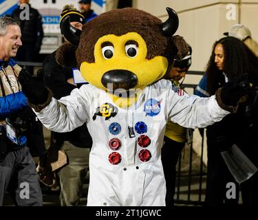 Boulder, CO, USA. 13th Oct, 2023. Colorado mascot Chip the Buffalo is dressed up in a astronaut suit before the football game between Colorado and Stanford in Boulder, CO. Derek Regensburger/CSM/Alamy Live News Stock Photo