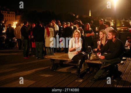 people partyiing on a Saturday night on the Pont des Arts, Paris Stock Photo