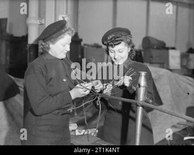 The Women's Royal Naval Service during the Second World War Wrens splicing a wire strop at Greenock, Scotland. Stock Photo