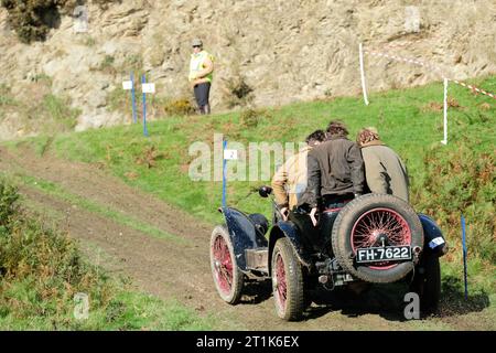 Badlands Farm, Kinnerton, Powys, Wales, UK – Saturday 14th October 2023 – Competitors drive a Vauxhall H Type ( built 1924 ) up a slope on the difficult off road course of the Vintage Sports Car Club ( VSCC ) Welsh Trials in glorious autumn sunshine in Mid Wales - the rear passengers bounce to try andhelp the car climb the slope. Photo Steven May / Alamy Live News Stock Photo