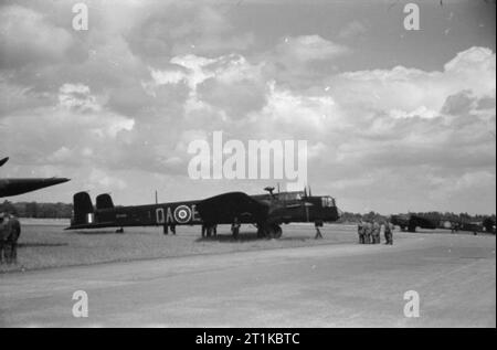 Aircraft of the Royal Air Force 1939-1945- Armstrong Whitworth Aw.38 Whitley. Armstrong Whitworth Whitley Mark V, BD496 'QA-E', of No. 297 Squadron RAF, base at Hurn, Hampshire, standing ready to emplane paratroops at Ringway, Cheshire, for a Combined Operations exercise.. Stock Photo