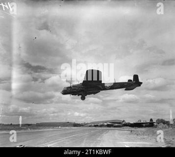 Aircraft of the Royal Air Force 1939-1945- Armstrong Whitworth Aw.38 Whitley. Whitley Mark V glider tug, BD661 ?25?, of the Heavy Glider Conversion Unit coming in to land over a line of Airspeed Horsas at Brize Norton, Oxfordshire Stock Photo