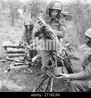 THE BRITISH ARMY IN THE UNITED KINGDOM 1939-45. Airborne troops training with a 3-inch mortar, December 1942. Airborne troops training with a 3-inch mortar, December 1942. Stock Photo