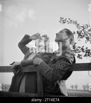 Americans in Britain, 1942 - 1945 GI Brides: An American sergeant and his English girlfriend watch the bombers return, Chelveston, Northamptonshire. Stock Photo