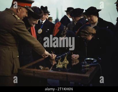 Women at War 1939 - 1945 Auxiliary Territorial Service: The wife of the Prime Minister, Mrs Clementine Churchill, examines a special gun sight with two members of the ATS at the Royal Artillery Experimental Unit, Shoeburyness, Essex. Stock Photo