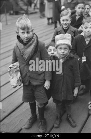 DUTCH CHILD REFUGEES: ARRIVAL IN BRITAIN AT TILBURY, ESSEX, ENGLAND, UK ...