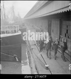 Grimsby Trawlers- Everyday Life With the Fishermen, Grimsby, Lincolnshire, England, UK, 1945. Stock Photo