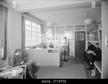 The Resettlement Advice Service of the Ministry of Labour and National Service Reception area and enquiries desk in the Resettlement Advice Service office in Luton. Stock Photo