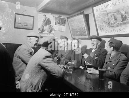 Americans in Britain, 1942 - 1945 Off Duty: Locals and United States troops meet at the Dove Inn, Burton Bradstock, Dorset. Stock Photo