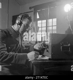 Americans in Britain- the Training of the Civilian Technical Corps at RAF Radio School, Cranwell, England, 1941 Paul Hand, from Woodhaven, Long Island, New York, at work on a radio as part of his training at No. 1 Radio School, RAF Cranwell. Stock Photo