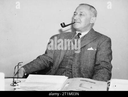 British Political Personalities 1936-1945 The Attlee Administration 1945 -1951: Emanuel Shinwell, the Minister for Fuel and Power, in his office at the Ministry of Fuel. Stock Photo