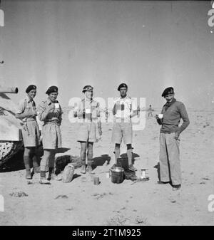 The British Army in North Africa 1942 General Montgomery enjoys a cup of coffee with the Tank Protection Troop of his Grant tank in the Western Desert, 6 November 1942. Left to right: Trooper Keenan, Sergeant Stephen Kennedy, Corporal James Fraser, Lieutenant Malden and General Montgomery. Stock Photo