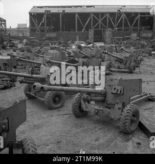 Battlefield Salvage For Raw Materials Old 17 pounder 6 pdr anti-tank guns awaiting shipment back to the UK from Antwerp docks. Stock Photo