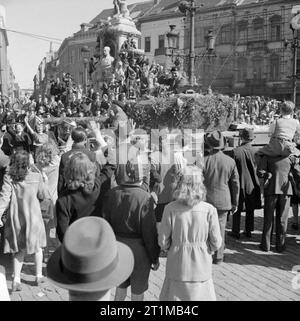 The British Army in North-west Europe 1944-45 Scenes of jubilation as British troops liberate Brussels, 4 September 1944. Major General A H S Adair, GOC Guards Armoured Division, acknowledges the crowd from his Cromwell command tank. Stock Photo