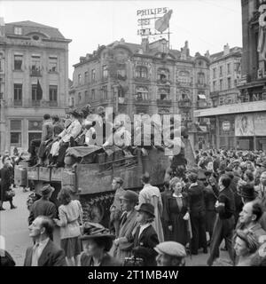 The British Army in North-west Europe 1944-45 Scenes of jubilation as British troops liberate Brussels, 4 September 1944. Civilians ride on a Sexton self-propelled gun. Stock Photo