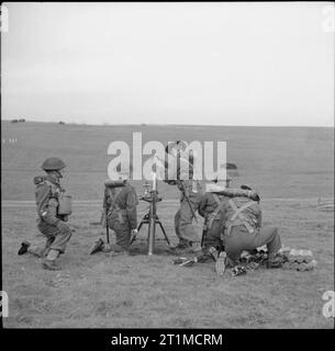 The British Army in the United Kingdom 1939-45 A 3-inch mortar team in action during a weapons display in Southern Command, 9 November 1941. Stock Photo