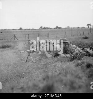 The British Army in the United Kingdom 1939-45 Bren gun team in action at 45th Division battle school, 14 August 1942. Stock Photo