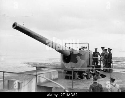 THE BRITISH ARMY 1939-45 - 4-inch naval gun at a coastal defence ...