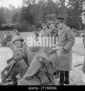 The British Army in the United Kingdom 1939-45 General Sir Bernard Paget, C-in-C Home Forces, inspecting a 3-inch mortar crew, 9 January 1943. Stock Photo