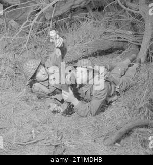 The British Army in the United Kingdom 1939-45 2-inch mortar team in action, March 1944. Stock Photo