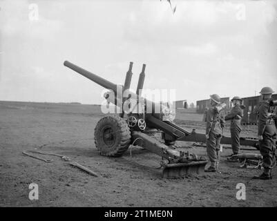 The British Army 1939-45 4-inch naval gun at a coastal defence battery ...