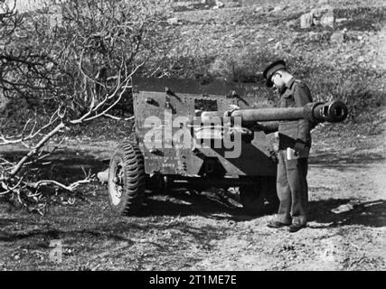 The British Army in Tunisia 1943 A 17-pdr anti-tank gun. Stock Photo