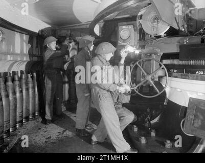 COASTAL DEFENCE 1939 - 1945 - A gun crew closing the breech of a 9.2 ...