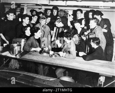 Scenes on Board a Battleship at Sea. 1940 Or 1941, on Board HMS Rodney. In a mess deck of a battleship while at sea. Stock Photo