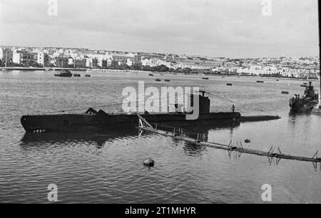 Submarines and Submarine Officers. 25 February 1943, Malta. HMS UNBENDING in harbour. Stock Photo