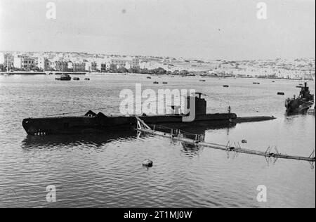 Submarines and Submarine Officers. 25 February 1943, Malta. HMS UNBENDING in harbour. Stock Photo