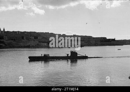 Submarines and Submarine Officers. 26 and 27 January, Malta Submarine Base. HMS UNA leaving Malta on patrol. Stock Photo