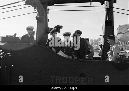 Submarines and Submarine Officers. 4 February 1943, Malta. Officers of HMS TROOPER on the bridge. Stock Photo