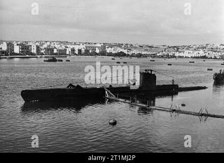 Submarines and Submarine Officers. 25 February 1943, Malta. HMS UNBENDING in harbour. Stock Photo