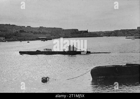 Submarines and Submarine Officers. 4 February 1943, Malta. HMS UNITED leaving harbour on patrol. Stock Photo